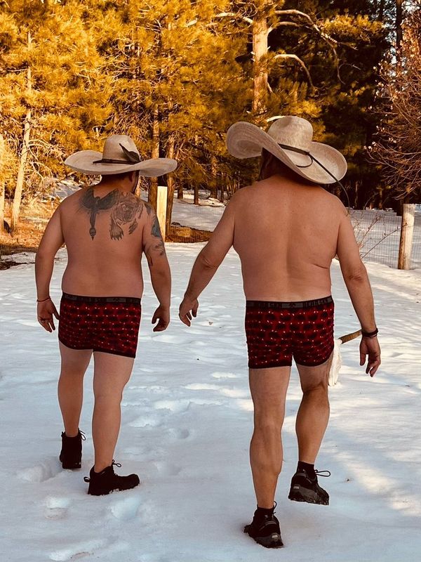 BEAR SKN INSTA-FAMOUS - TravelBearCouple_LV